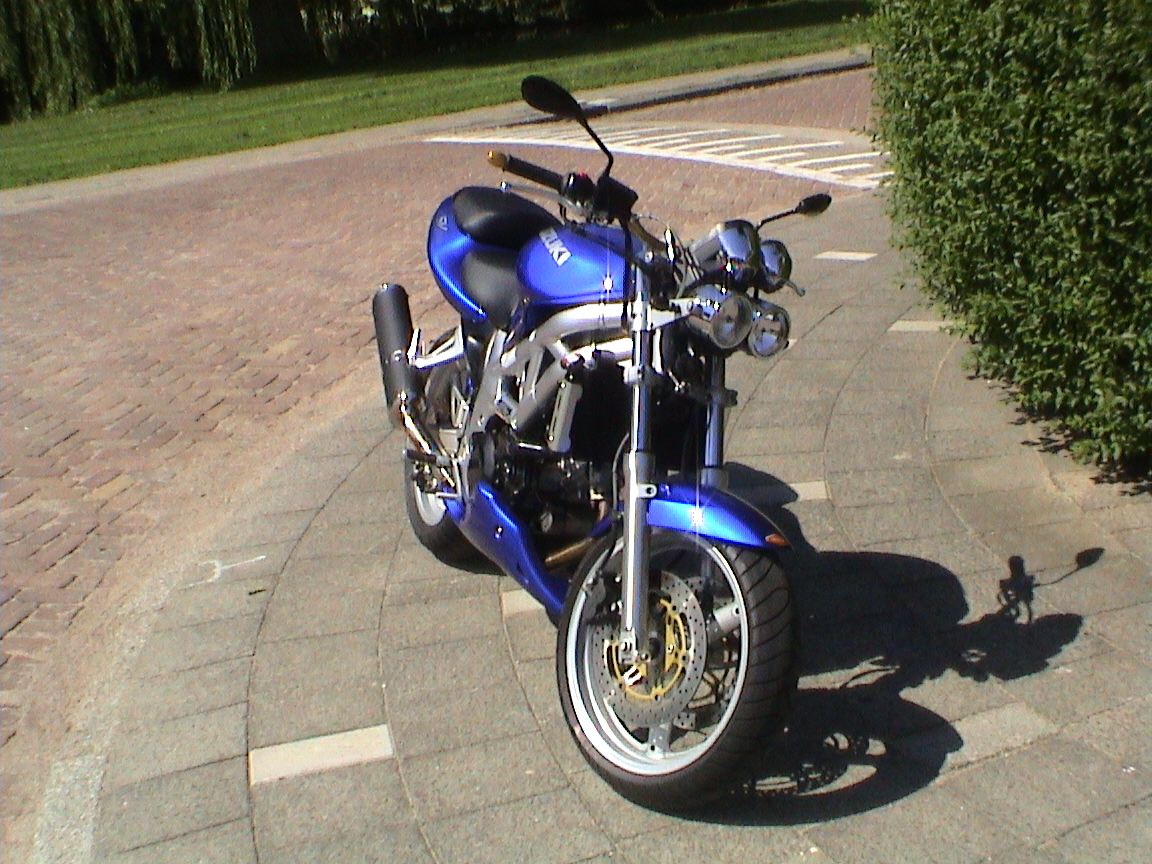 sv650 voor.JPG