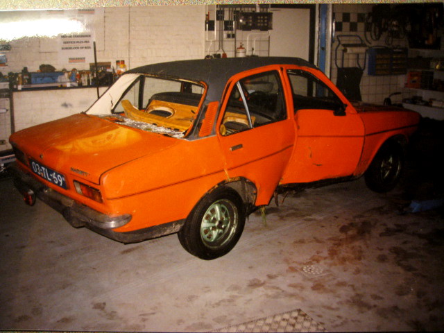 This is how it looked like before it went into the shredder. note the empty bookshelf.. man I had fun in that car....