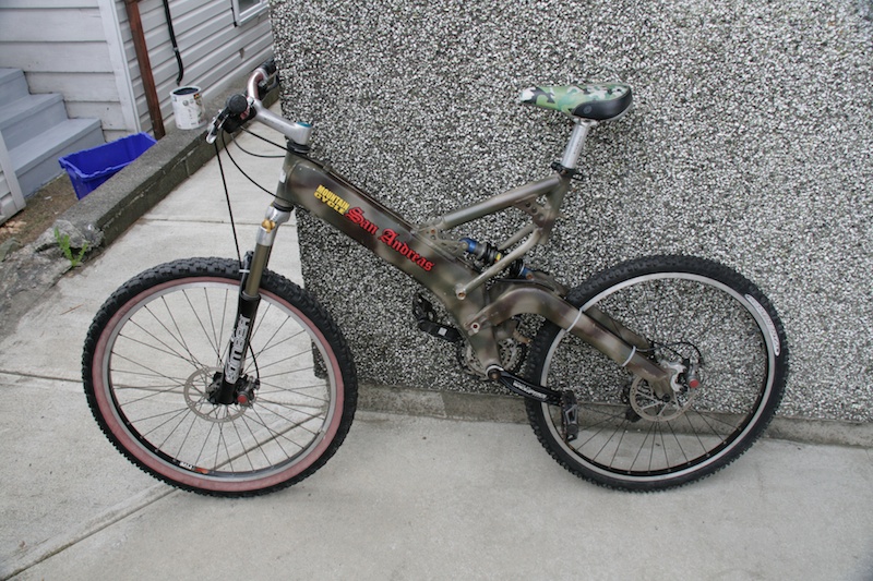 Ryan's owned this bike for as long as i've known him, and i've always drooled over it. Since he had it sitting out on his balcony for a few years, it had gotten all rusty and useless. So Ryan (finally!) gave it to me, and we rebuilt it. Plan to ride the local trails with it this summer.
