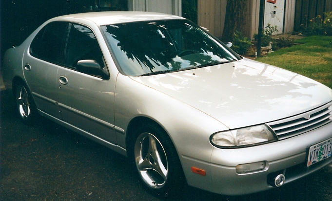 The sound system surrounded by a 1997 Altima