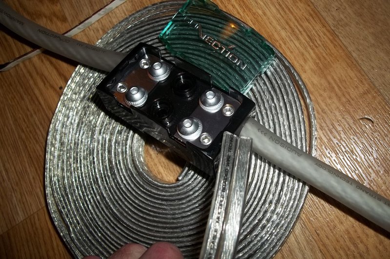 Splitter block and flat speaker wire 1,5mm from Audison