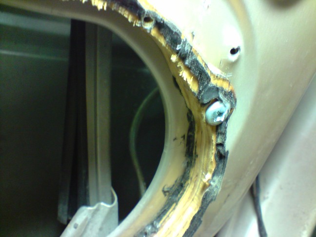 Closer look at the bracket holding the SSMB8s.  As you can see, this is made as this an possible so you can fit the speakers in without having problems mounting the inner door panel back.
