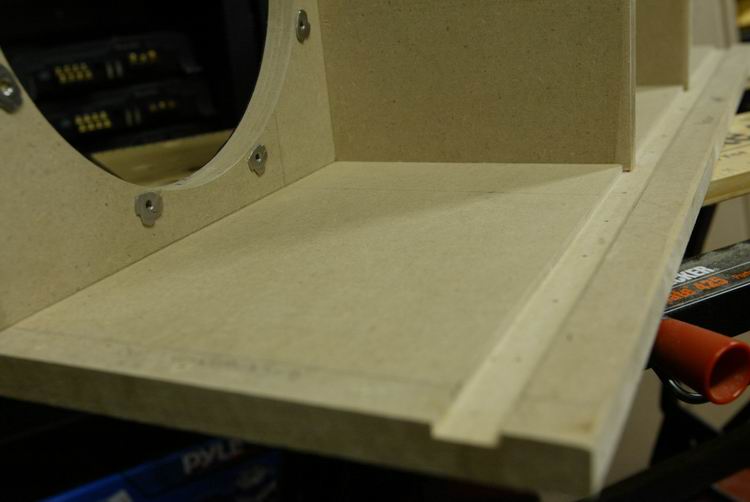 This shows that the chamber corners are dadoed, except the two end pieces where traditional butt joints are used. I should have dadoes here as well. Next time.