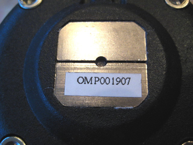 the two parts of the clamps must be tightened equally, so that the gap is the same left and right.