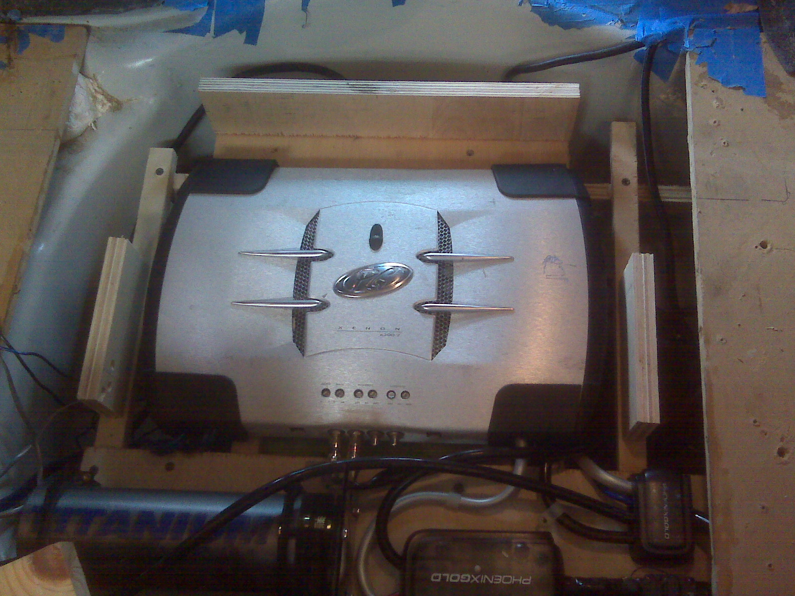 here you can see the risers to mount the 600.1 to