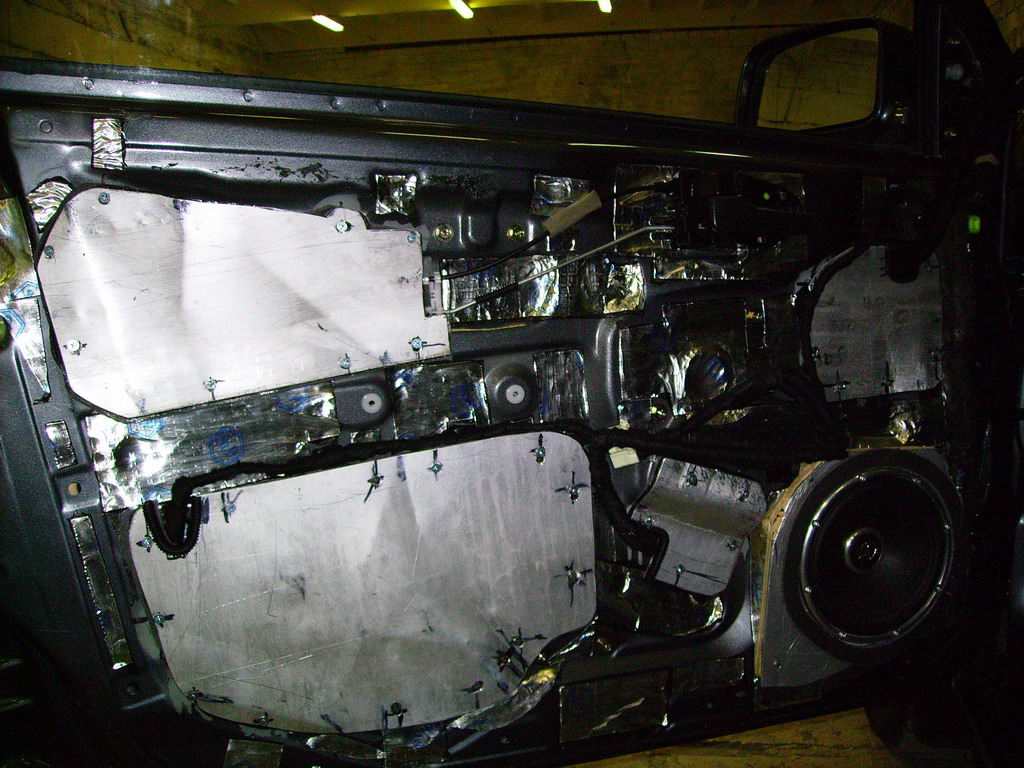 15 Duraluminum plates are fixed on the door a number of screws.jpg