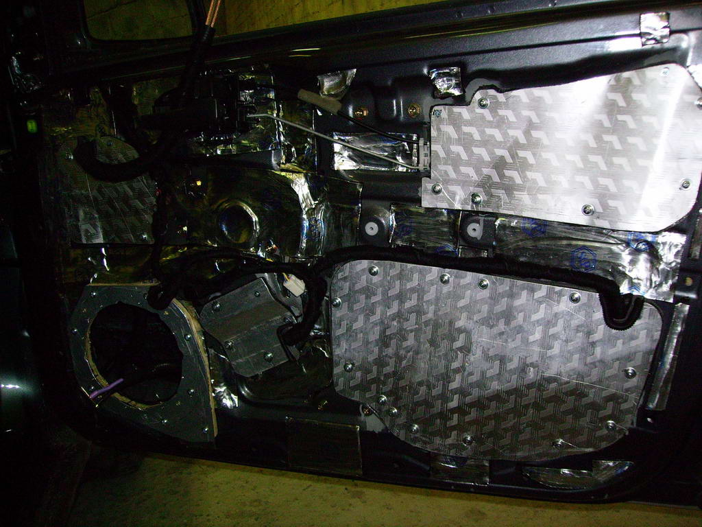 16 Duraluminum plates are fixed on the door a number of screws.jpg