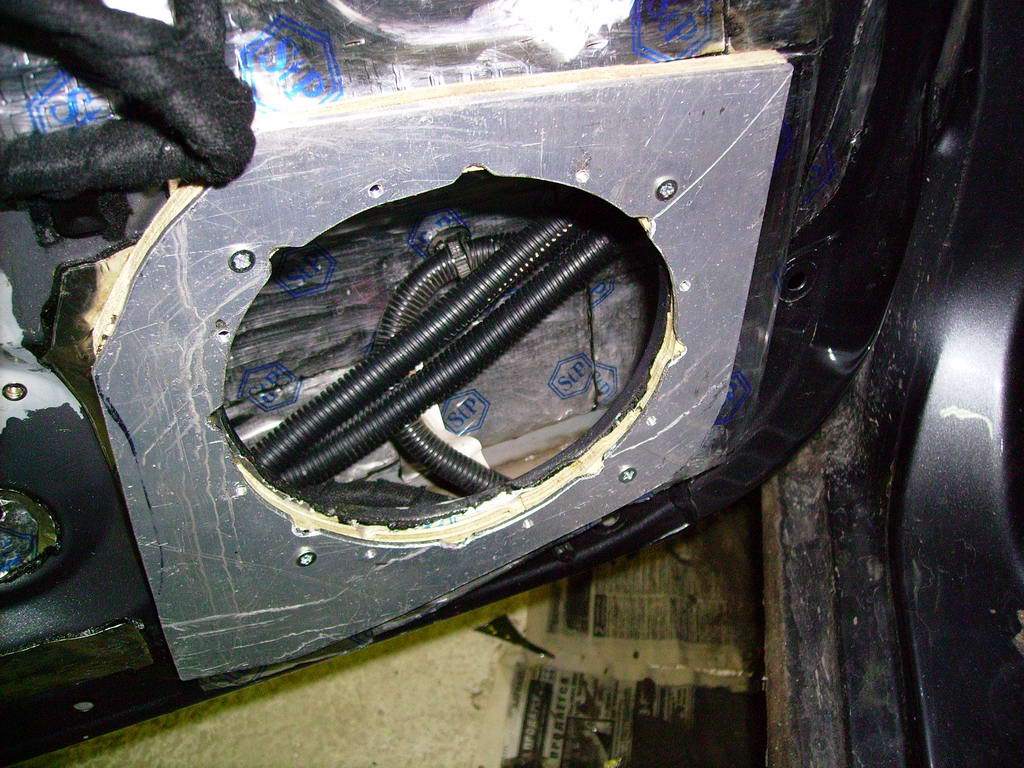 17 The mounting plate consists of 2 duraluminum and 1 wooden plates.jpg
