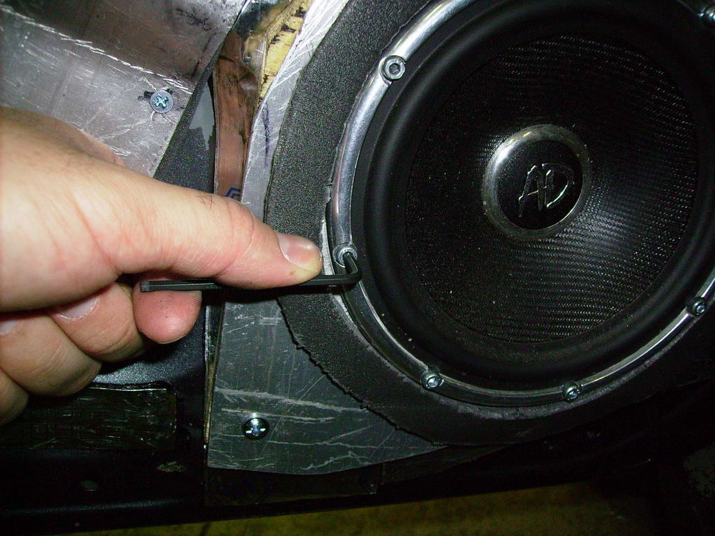 20 Midbass is fixed on the mounting plate with 8 screws.jpg