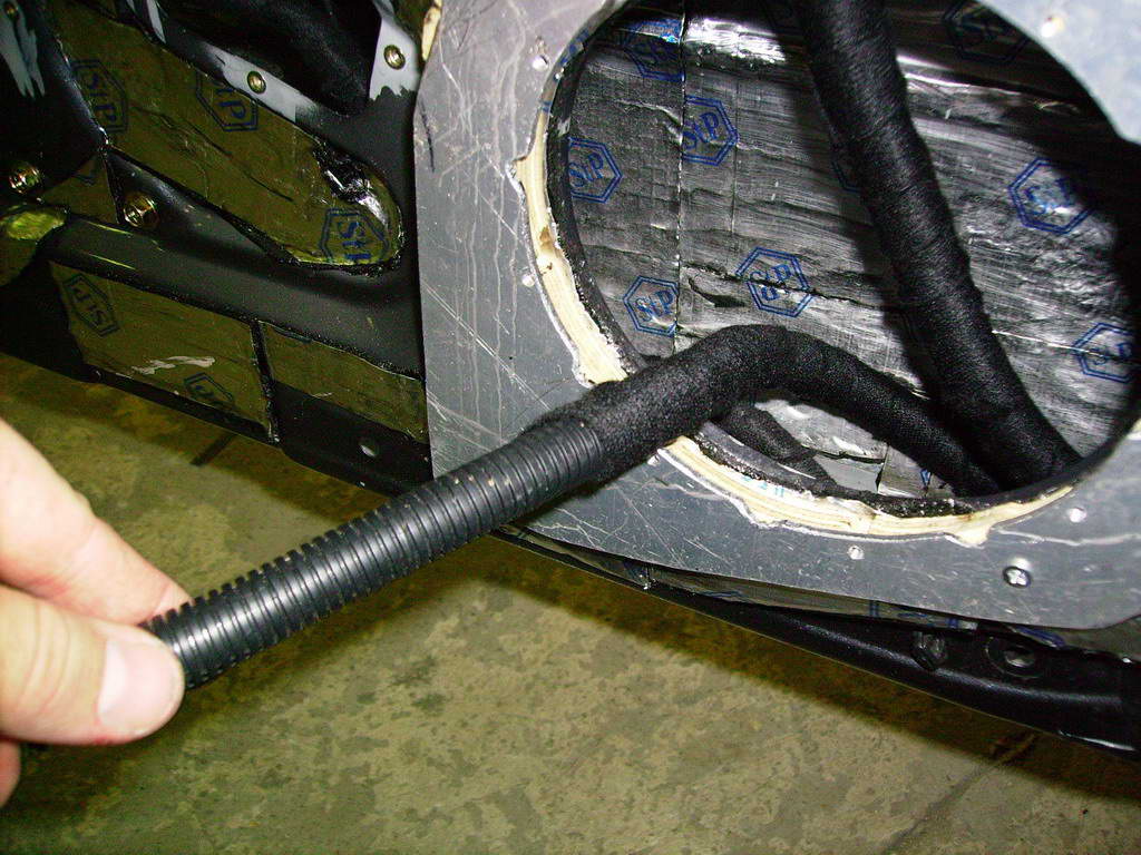 21 Audiocables are protected with goffered tubing.jpg