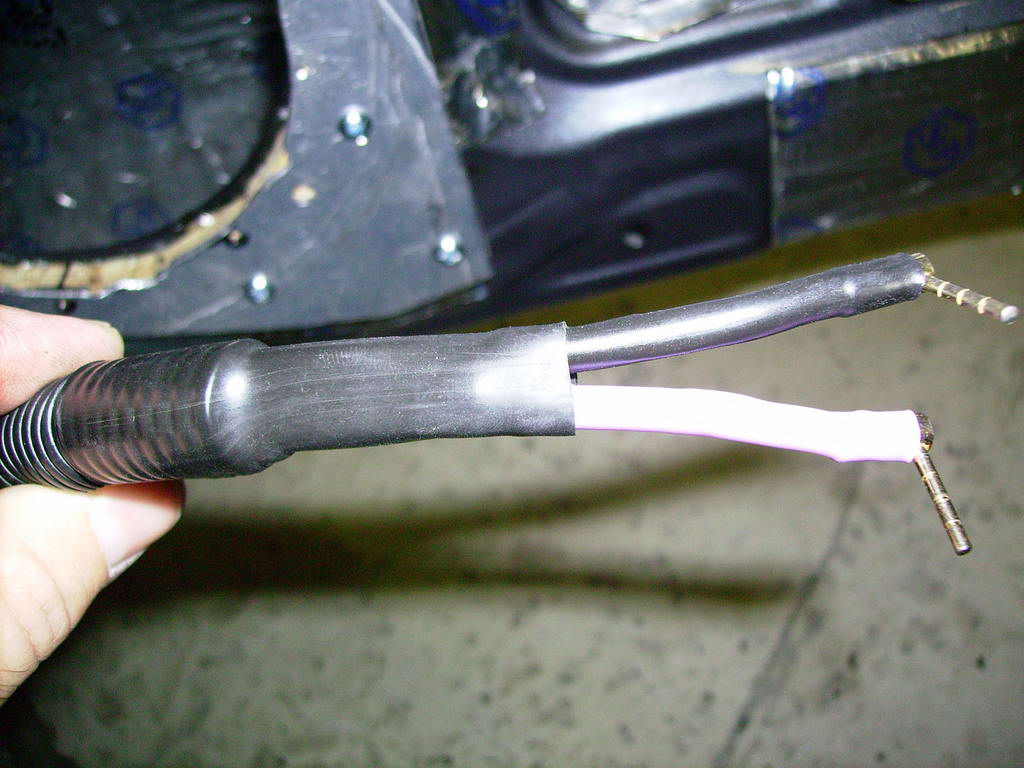22 Acoustic cables are equipped with golden-plated plugs and protected with heat-shrunk insulation.jpg