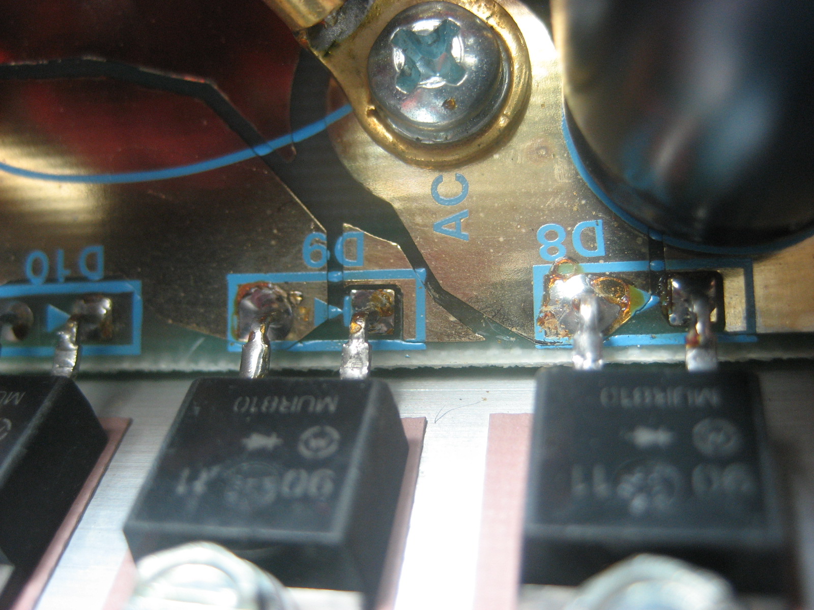 Rust on transistor leg, I manage to clean most of it with brush, only left the tight angle one.